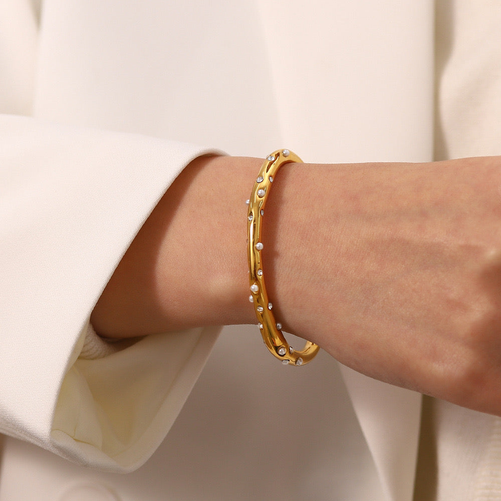 Joey Pearl Shinning open bangle