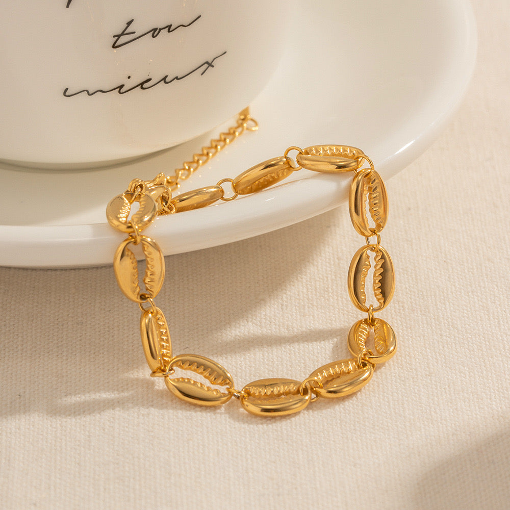 Sabia Seashell gold necklace and bracelet set