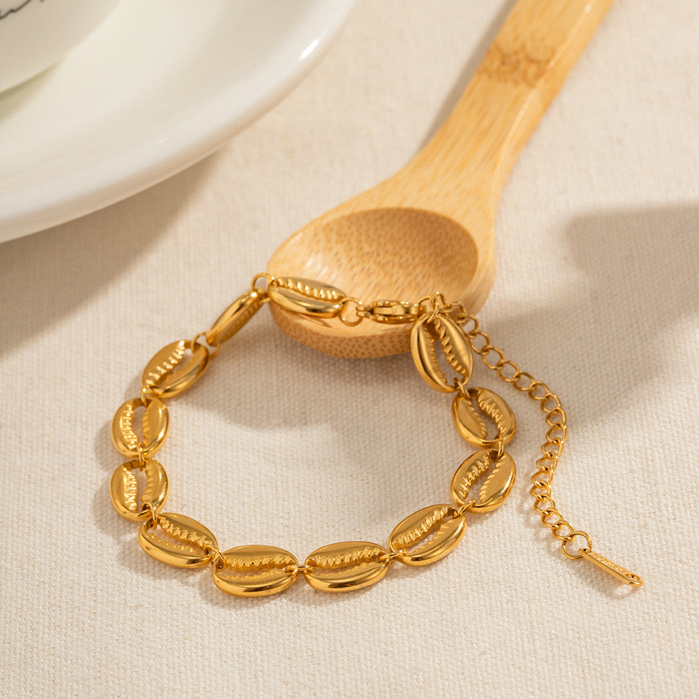 Sabia Seashell gold necklace and bracelet set