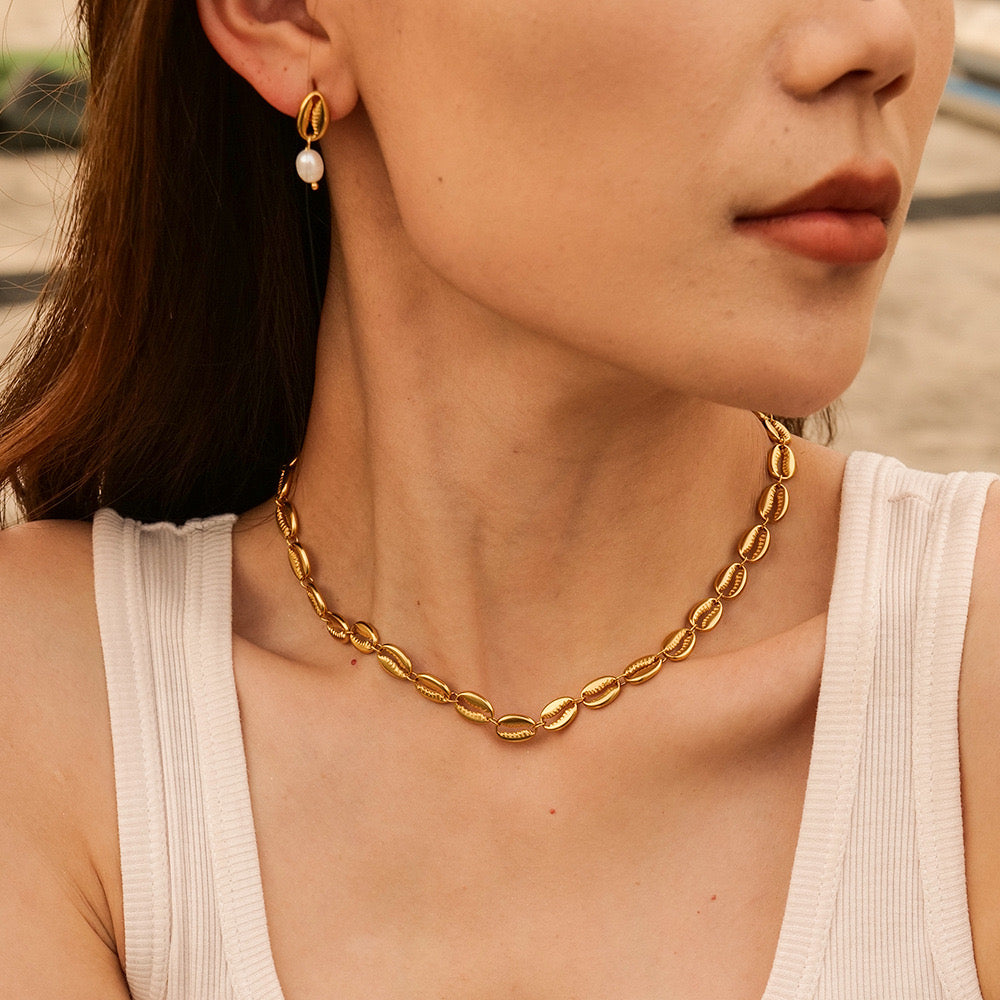 Sabia Seashell gold necklace and bracelet set
