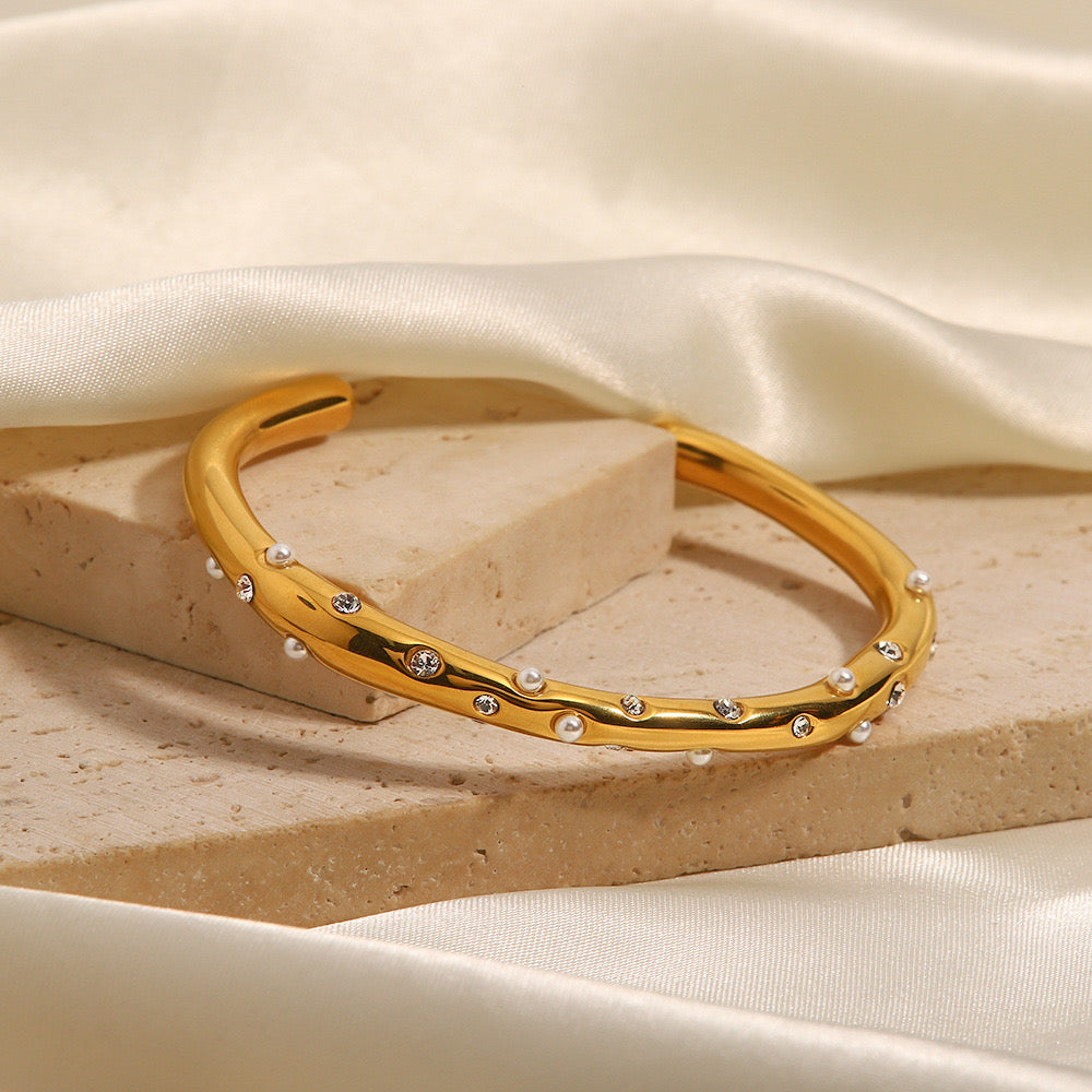 Joey Pearl Shinning open bangle