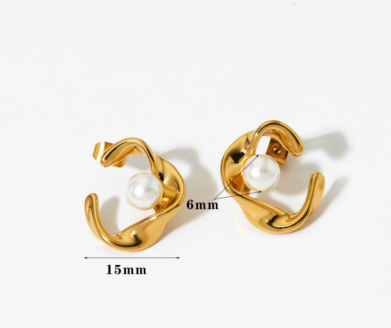 Curvy pearly earrings