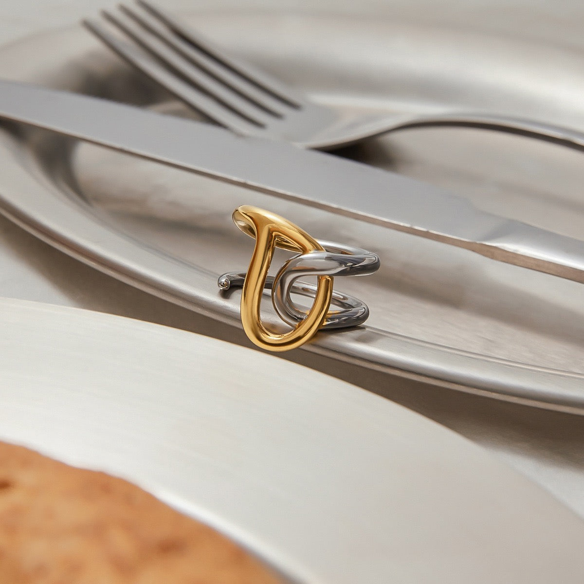 Twisting lines ring