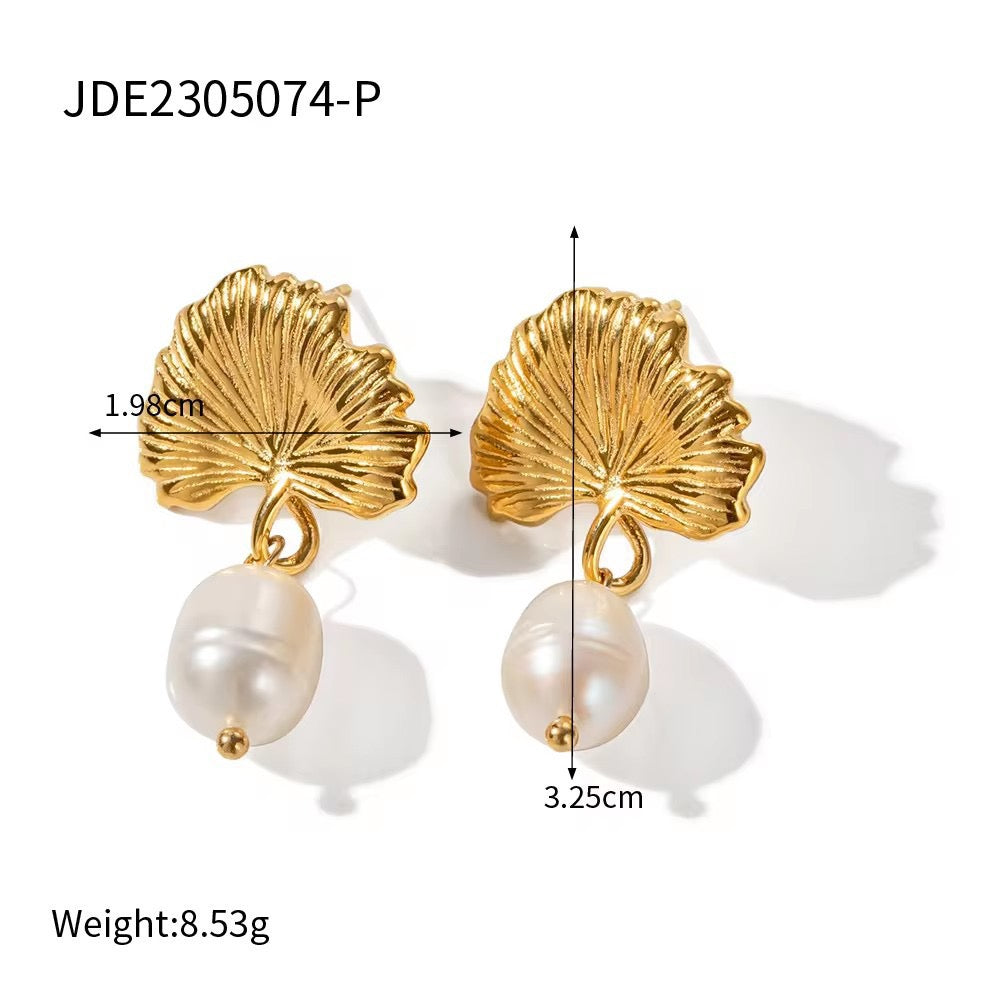 Pearl earrings collection