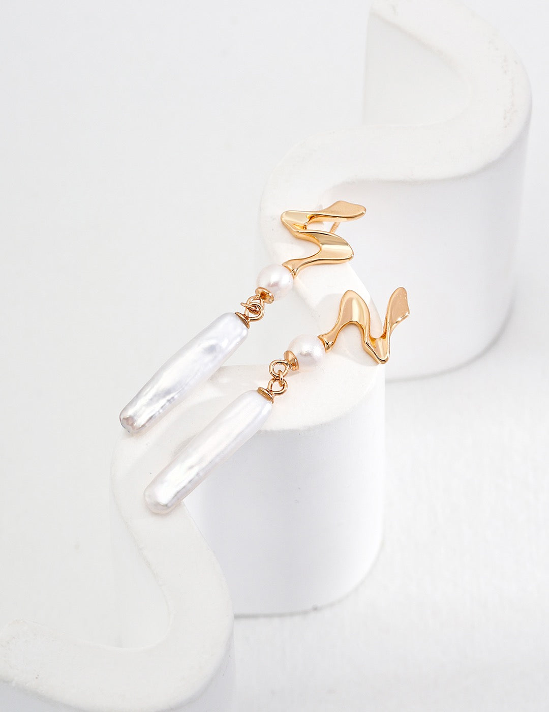 Wave pearl earrings