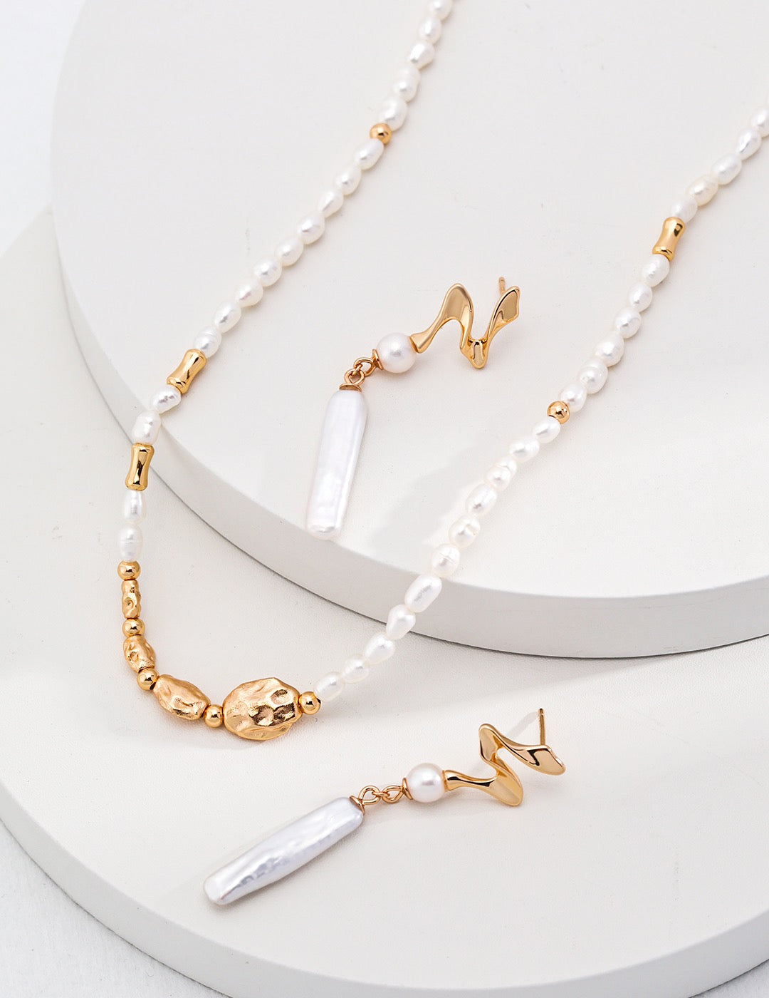 Wave pearl earrings