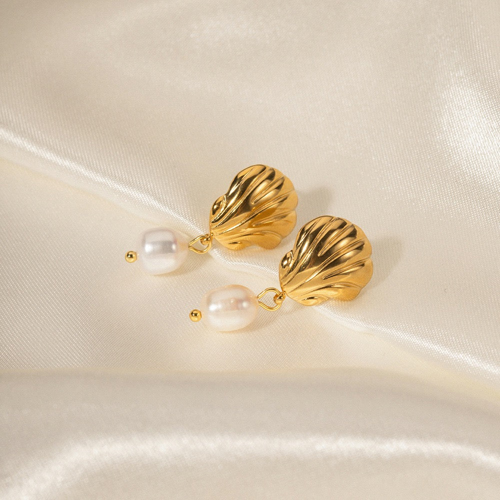Pearl earrings collection