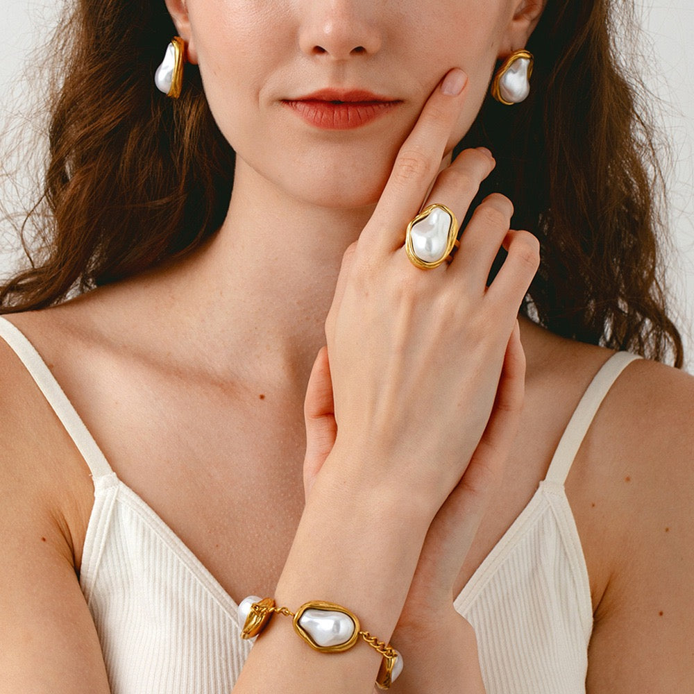 Statement pearly set
