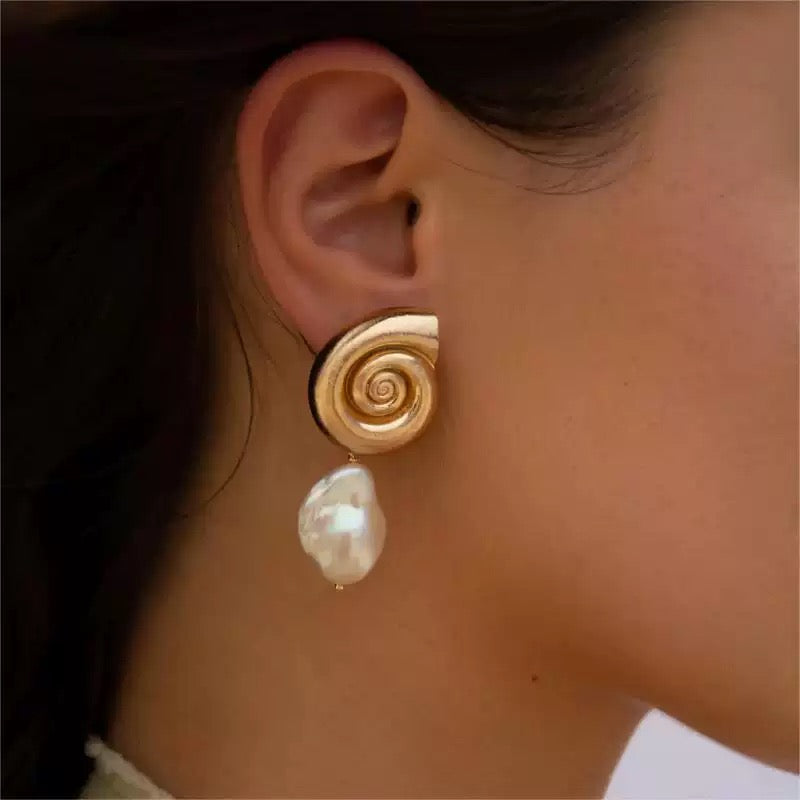 Swirl pearly earrings