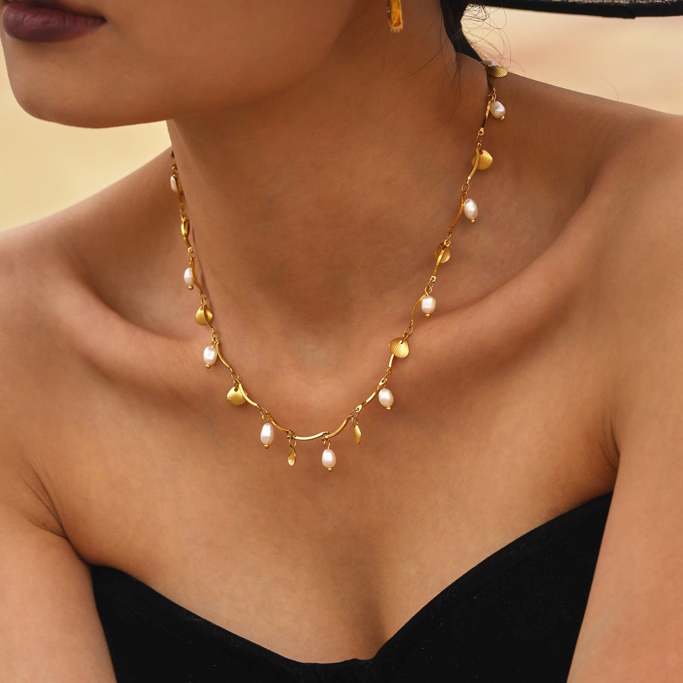 Pearl shell charm necklace