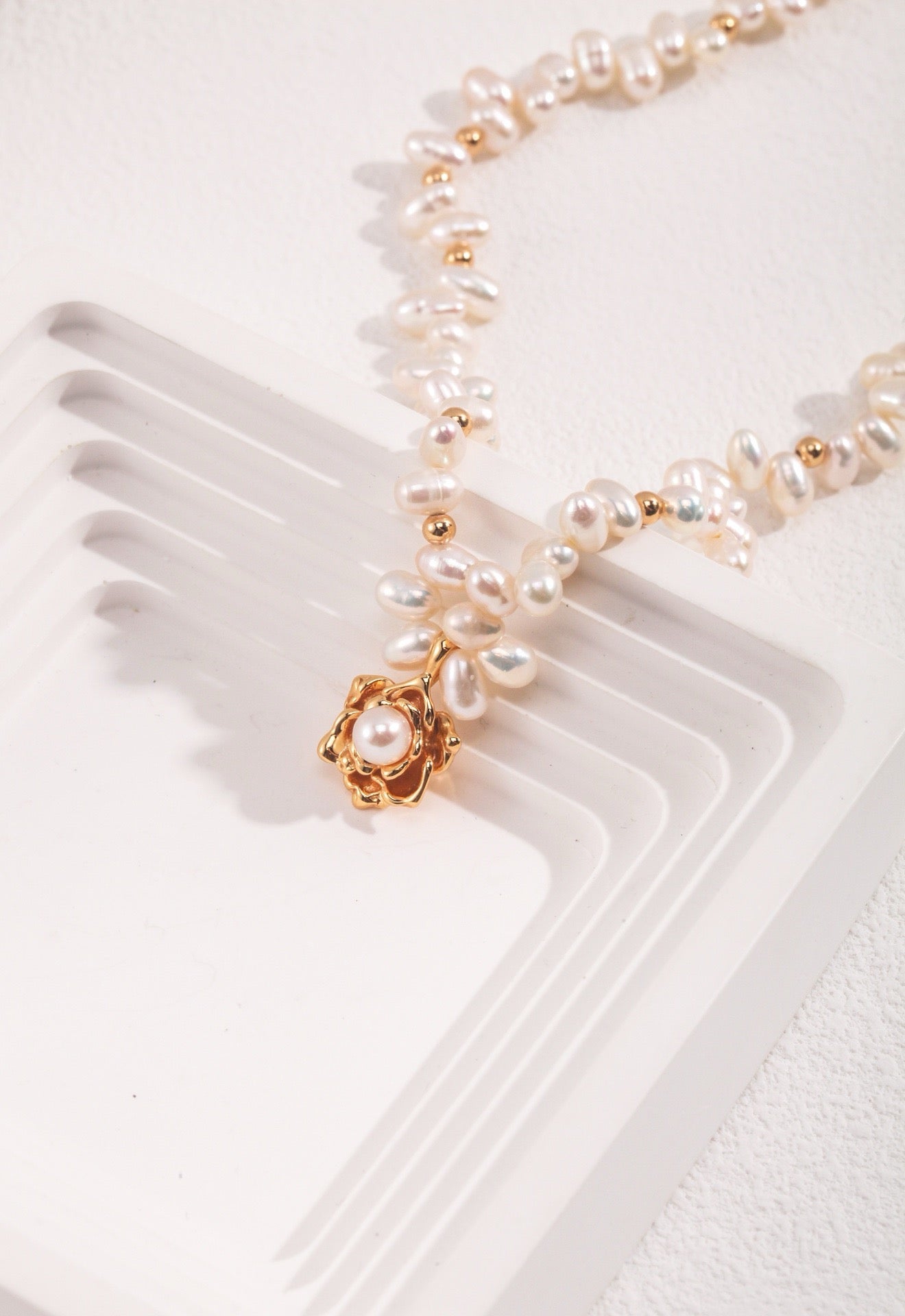 Camellia signature Pearl necklace