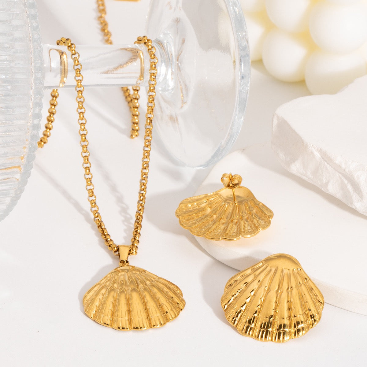 Golden shell earrings