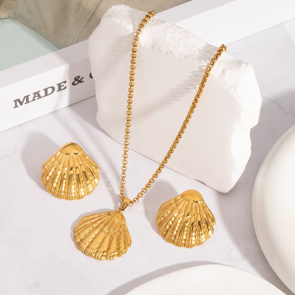 Golden shell earrings