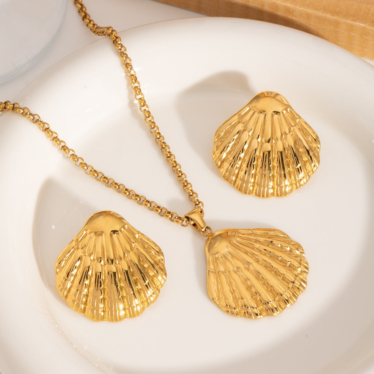 Golden shell earrings