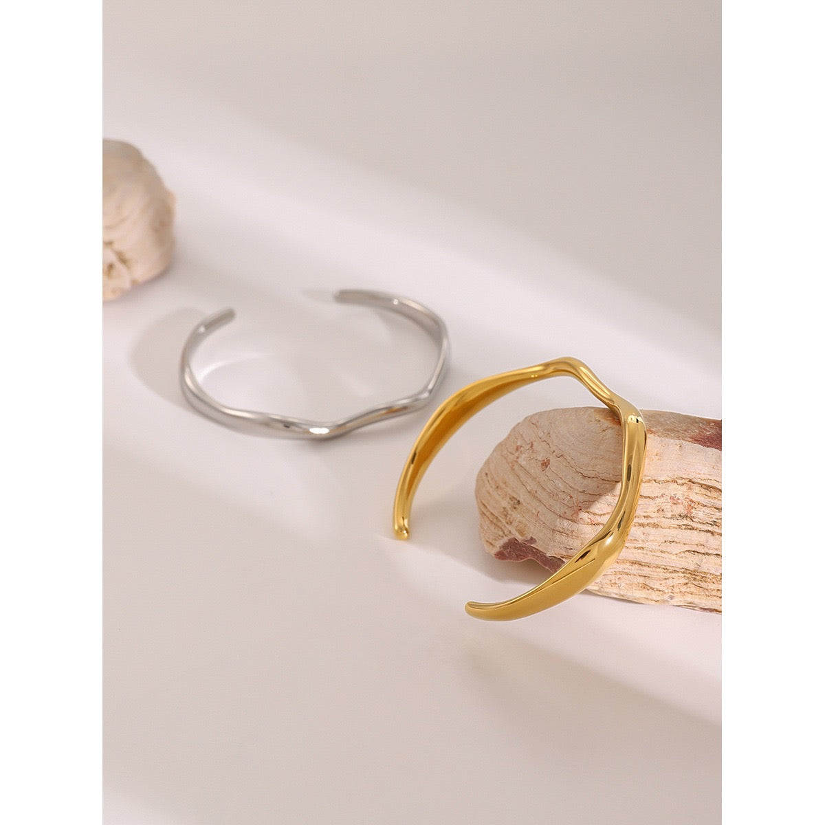 Wave bangle
