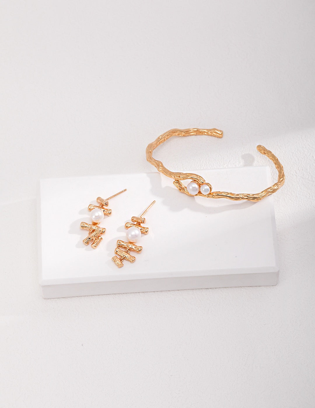 Classic pearl bangle