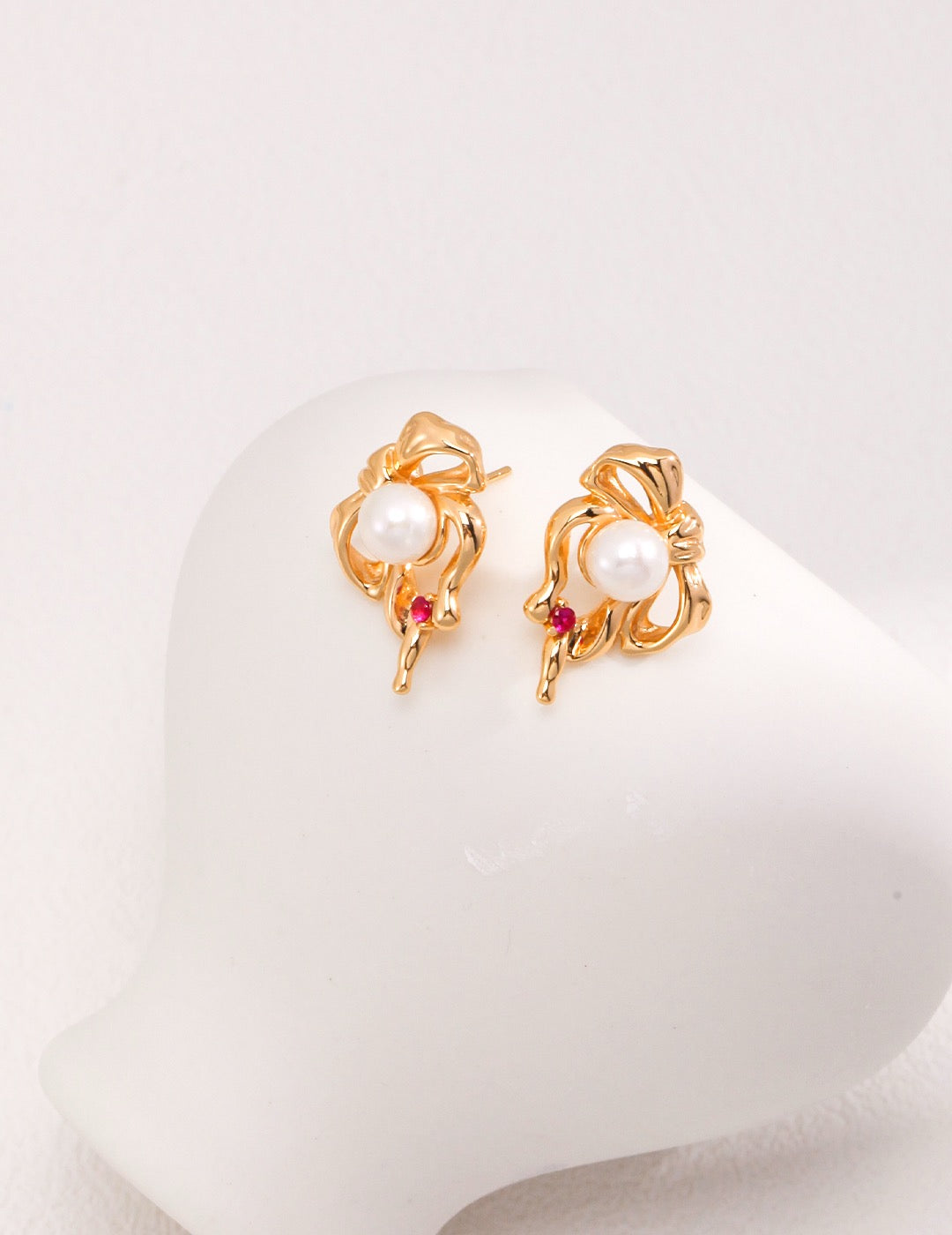 Red corundum pearl collection