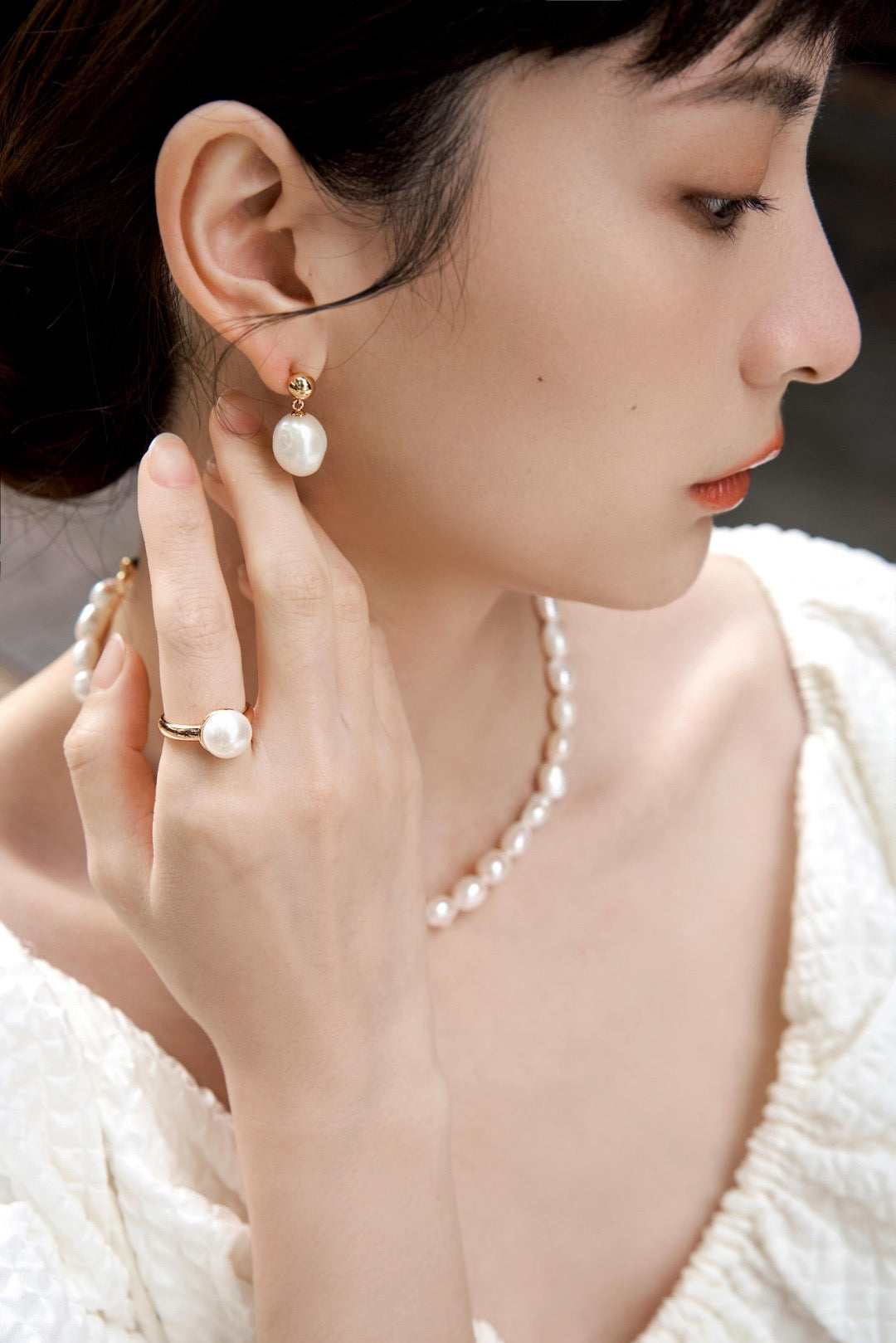 Simple classic single pearl ring