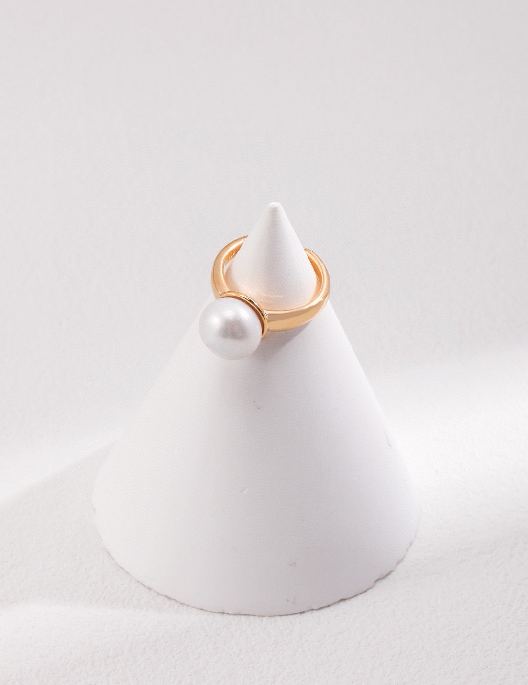 Simple classic single pearl ring