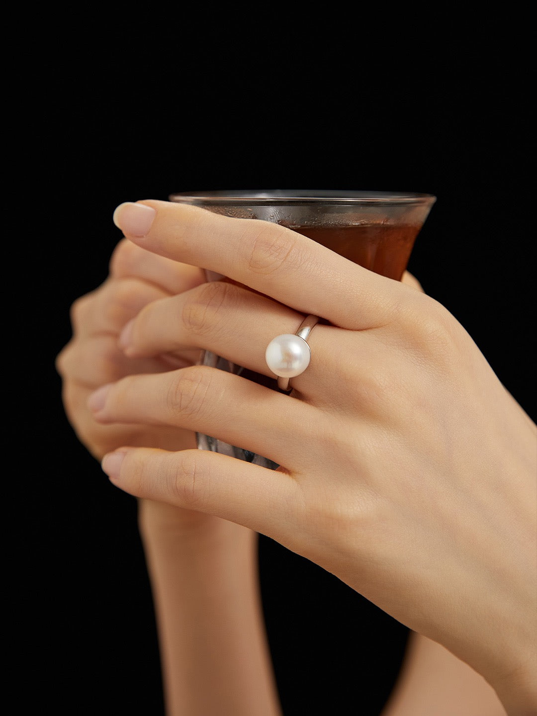 Simple classic single pearl ring