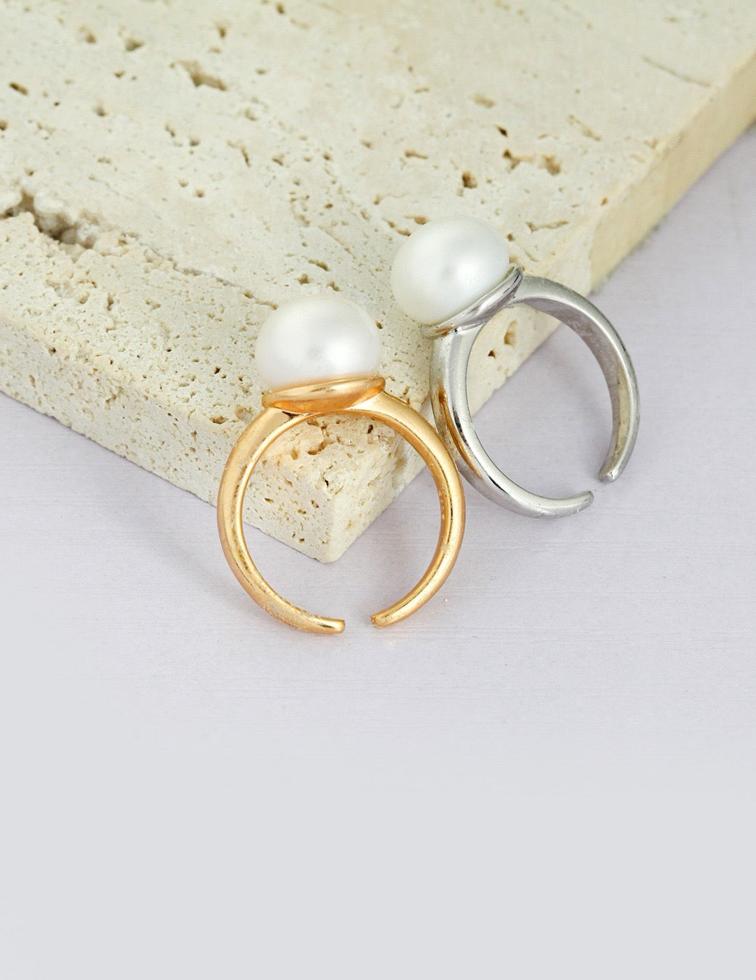 Simple classic single pearl ring