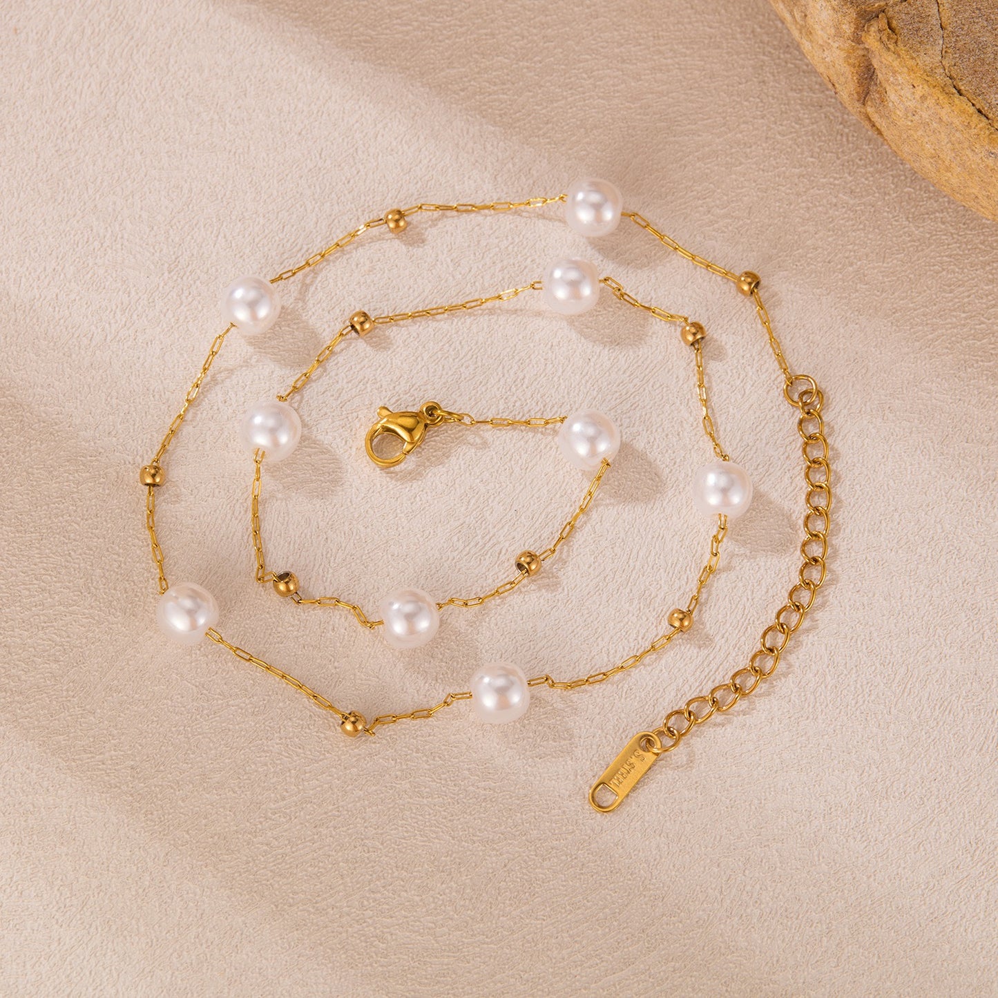 Queena beady necklace