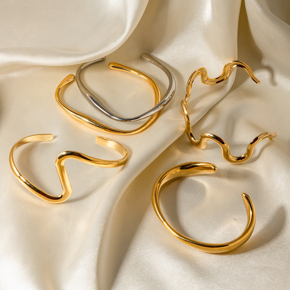Wave bangle