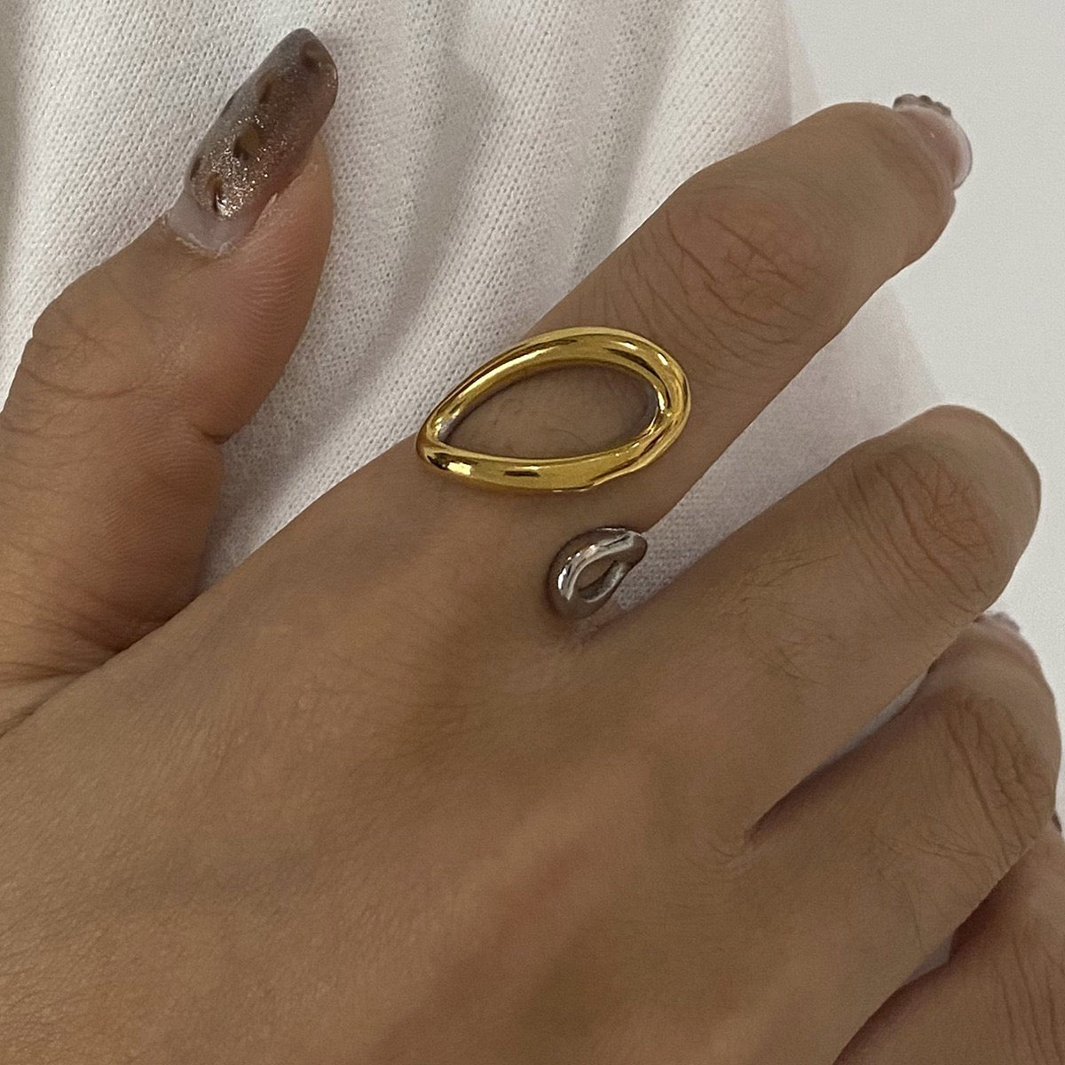 Ives oval ring