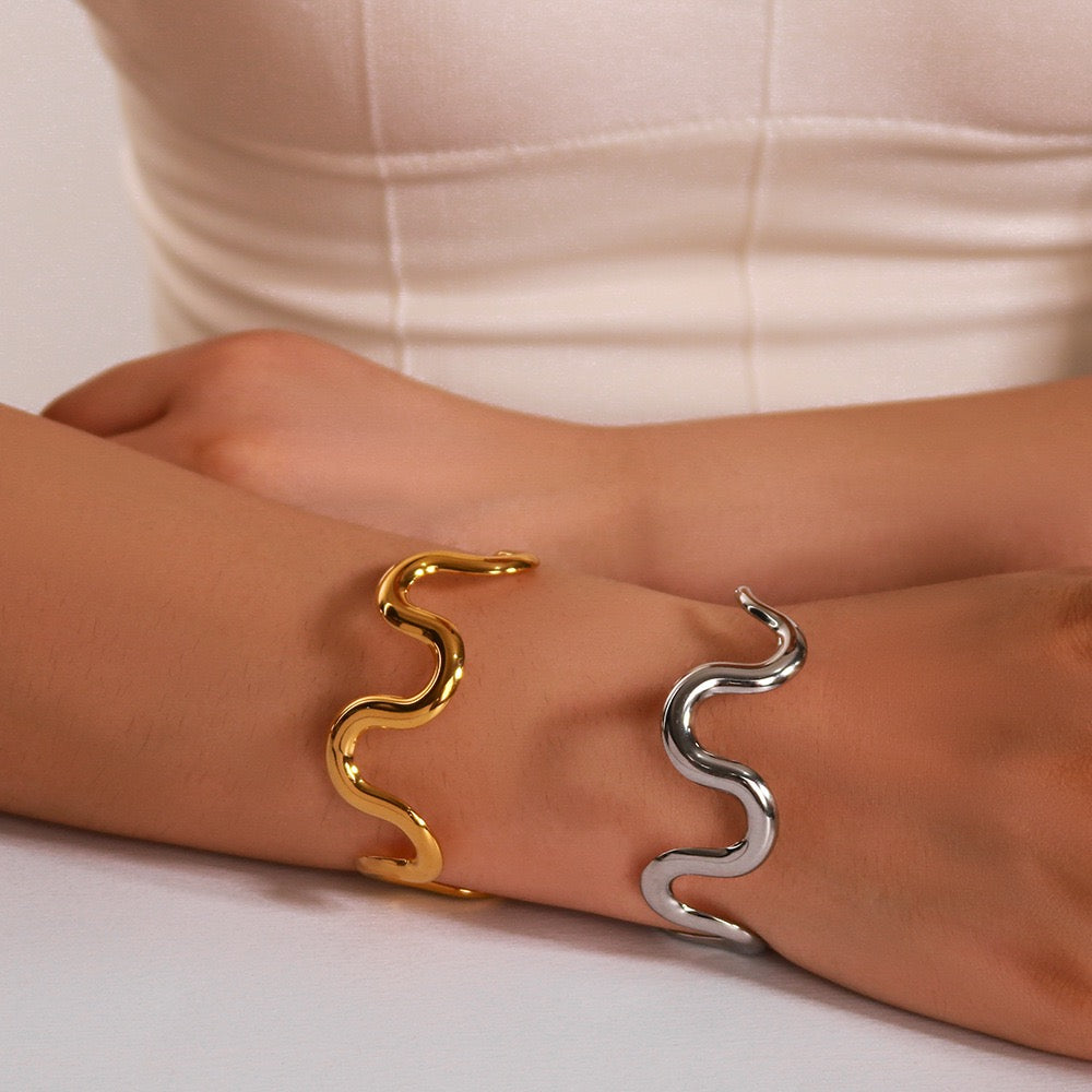 Biancia wave bangle