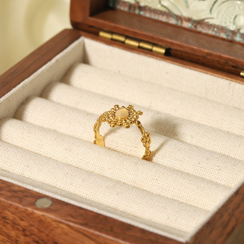 Cat eye sun ring