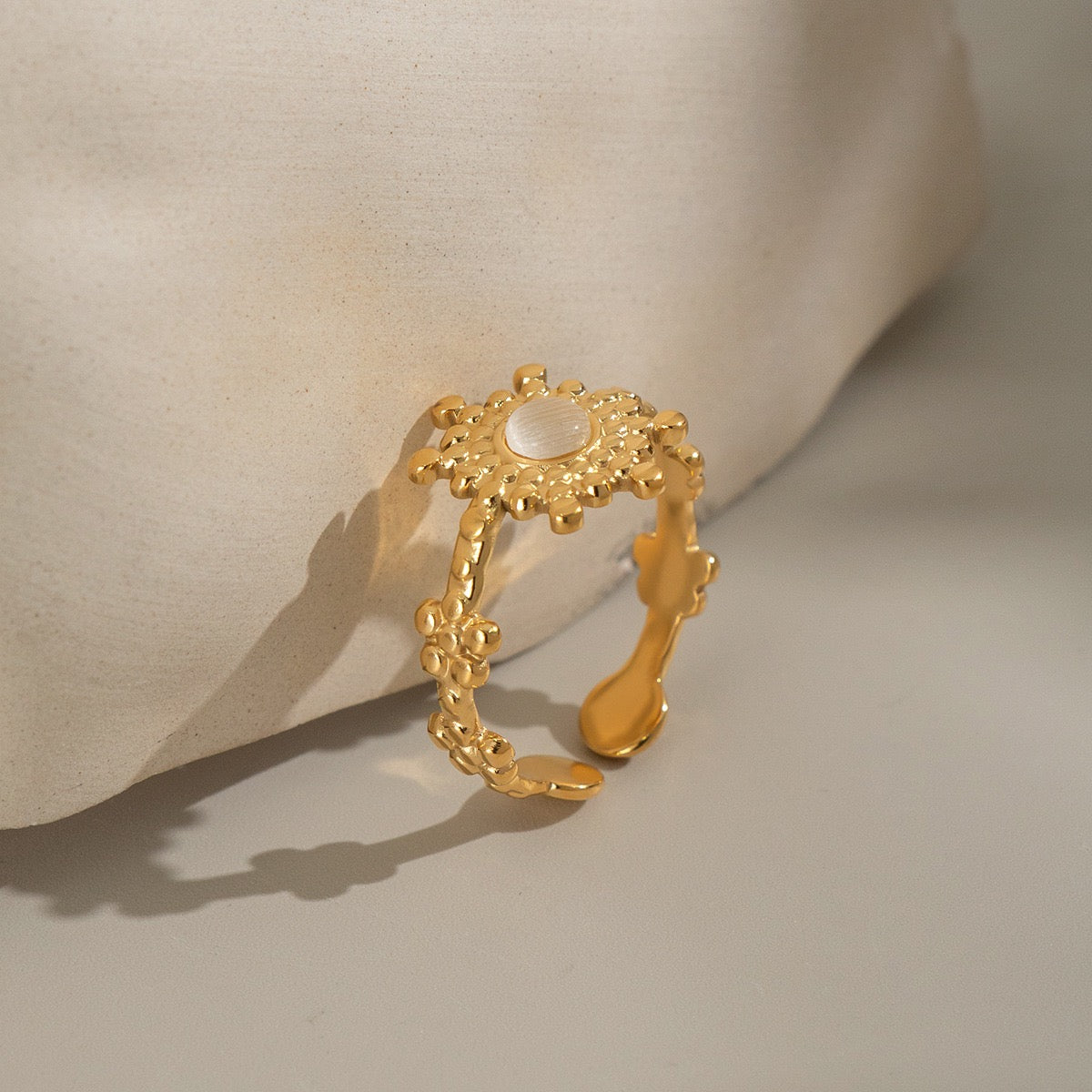 Cat eye sun ring