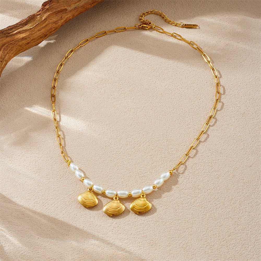 Pearly charm necklace
