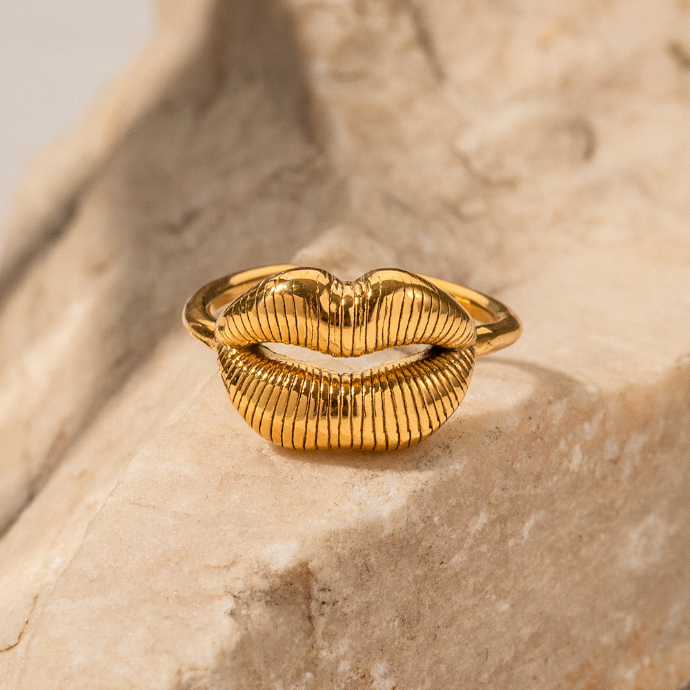 Shannon Sexy lip rings