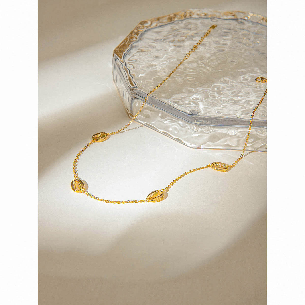 Elly Elegant ocean shell necklace