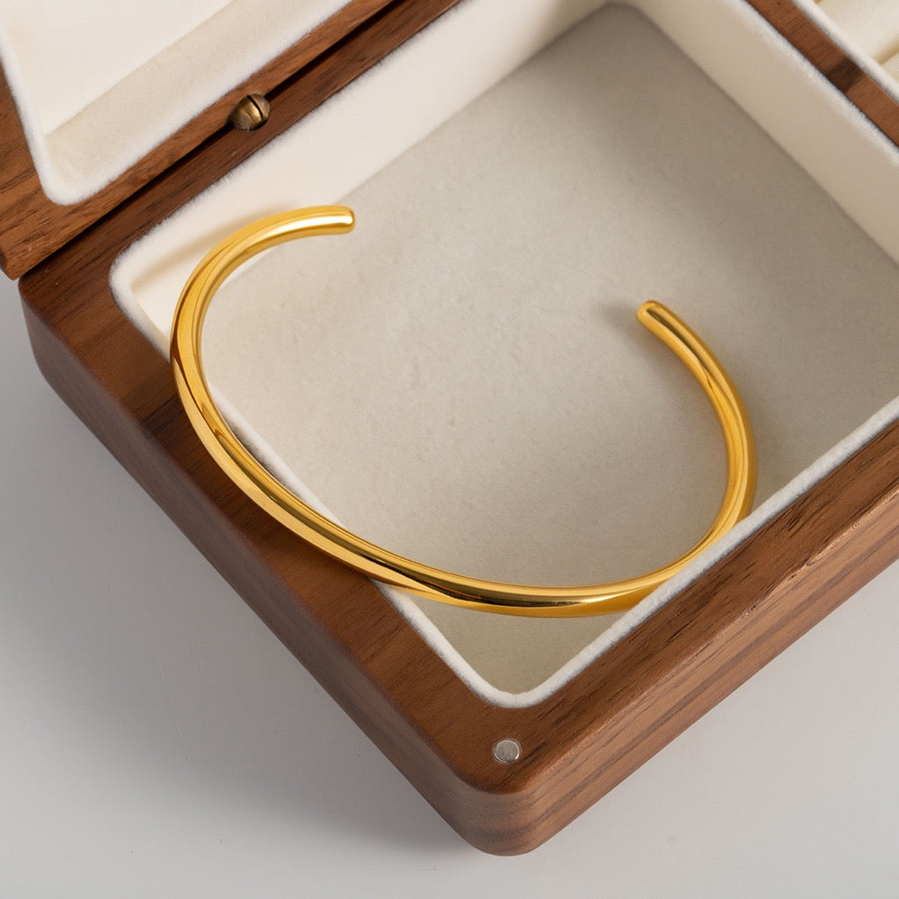 Classic round bangle