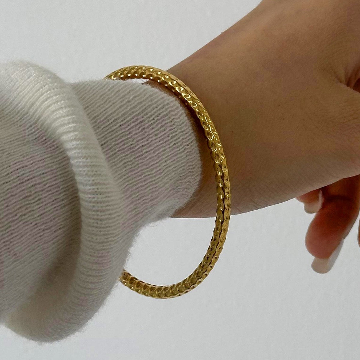 Hammer hoop bangle