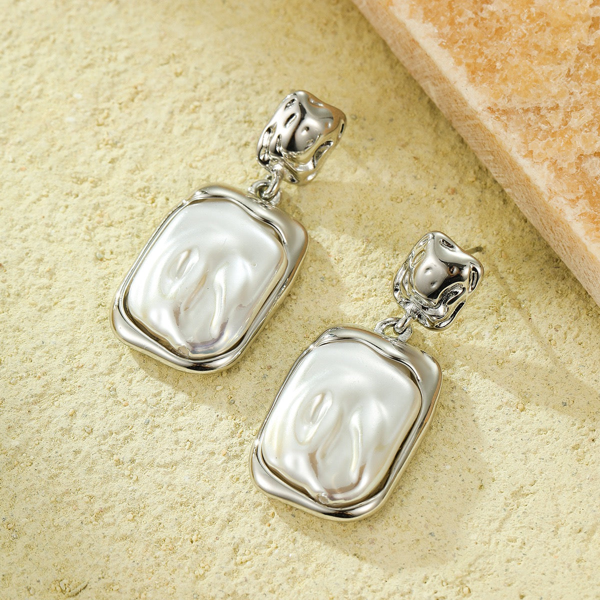 Square pearly earrings