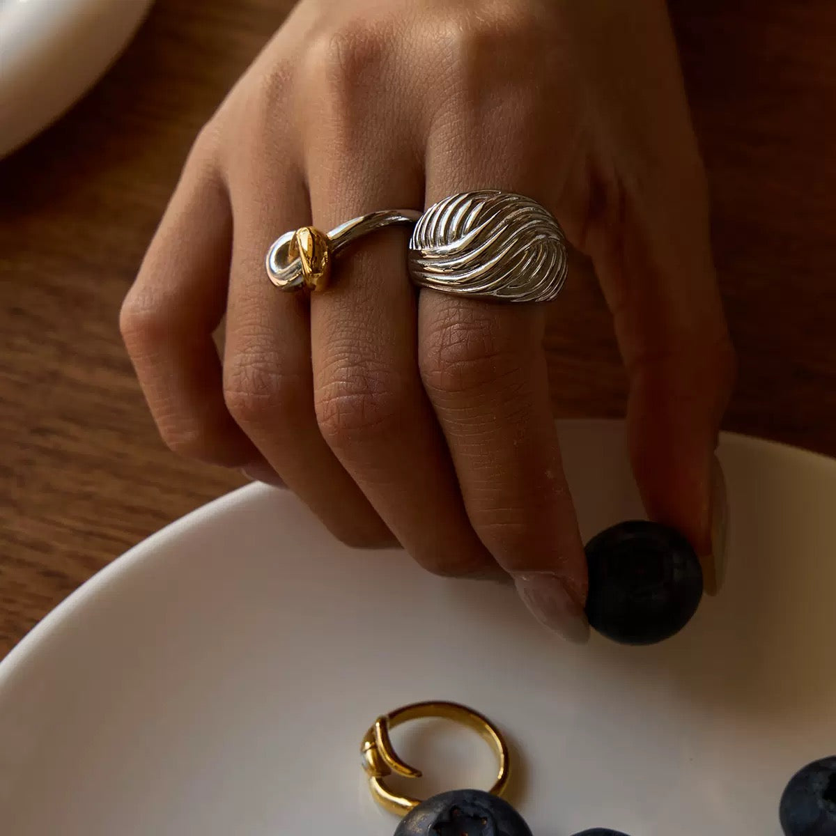 Two tones knot ring