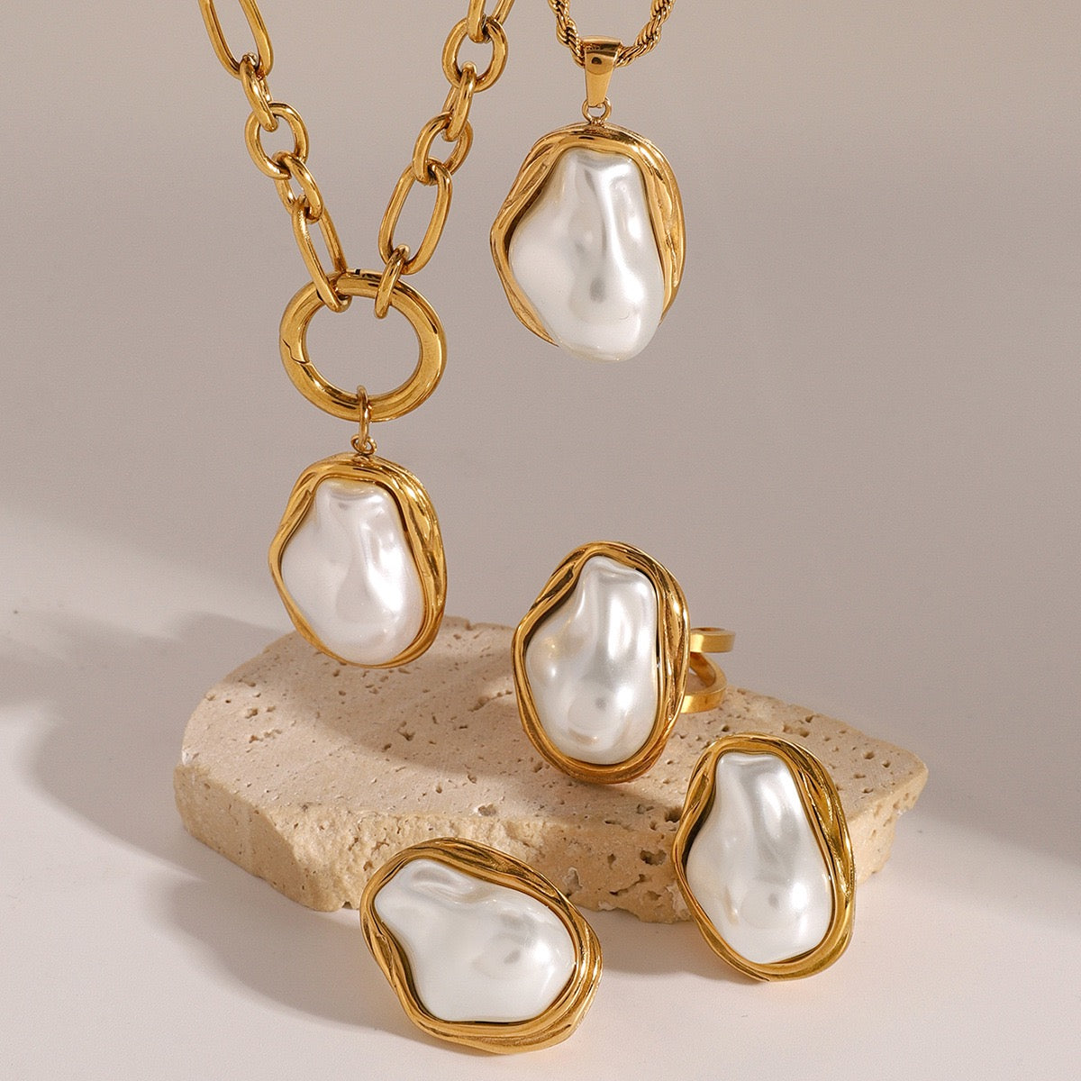 Baroque pearly set