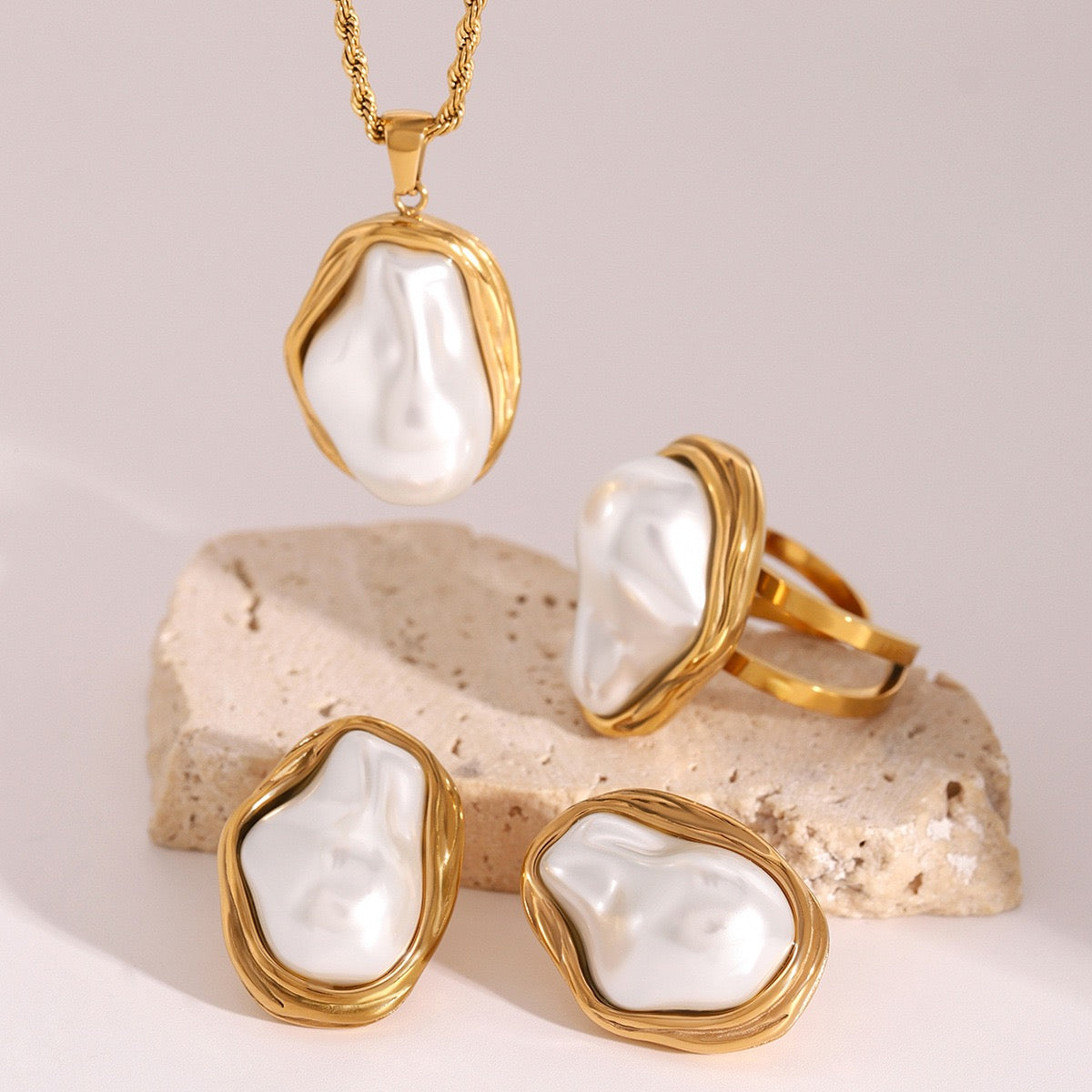 Baroque pearly set