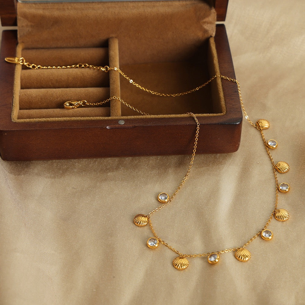 Shining shell charm necklace