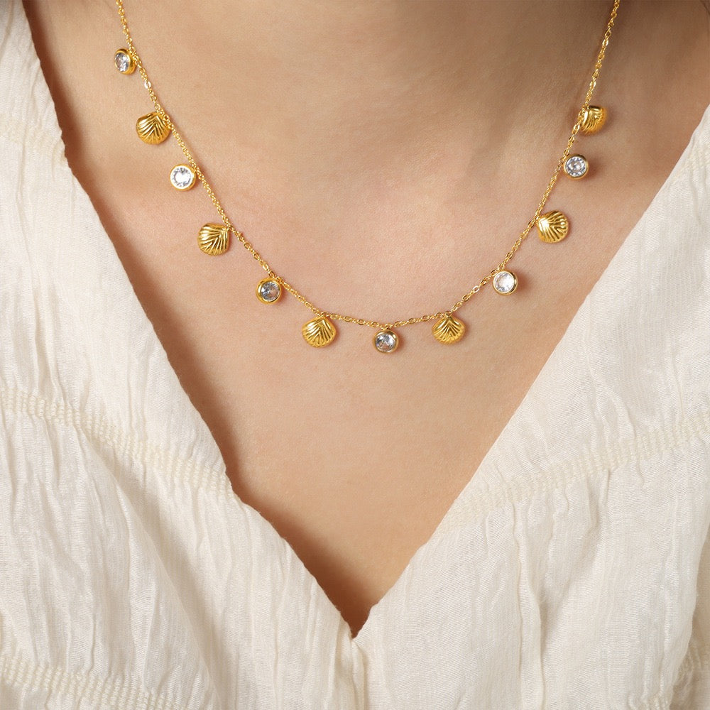 Shining shell charm necklace