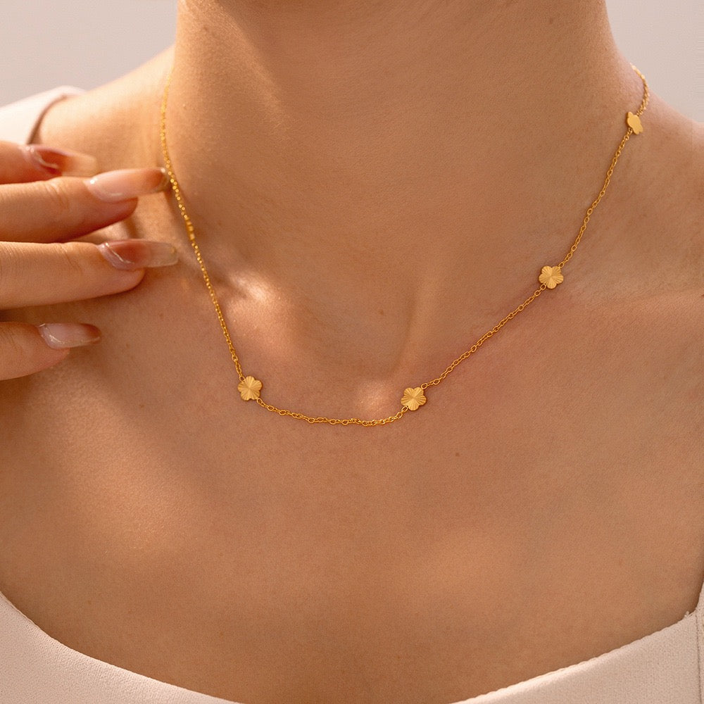 Dianty flower necklace