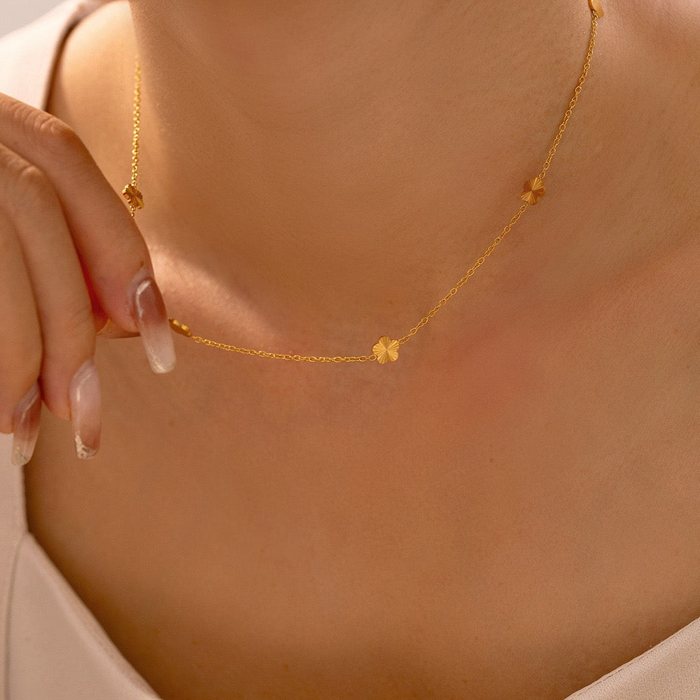 Dianty flower necklace