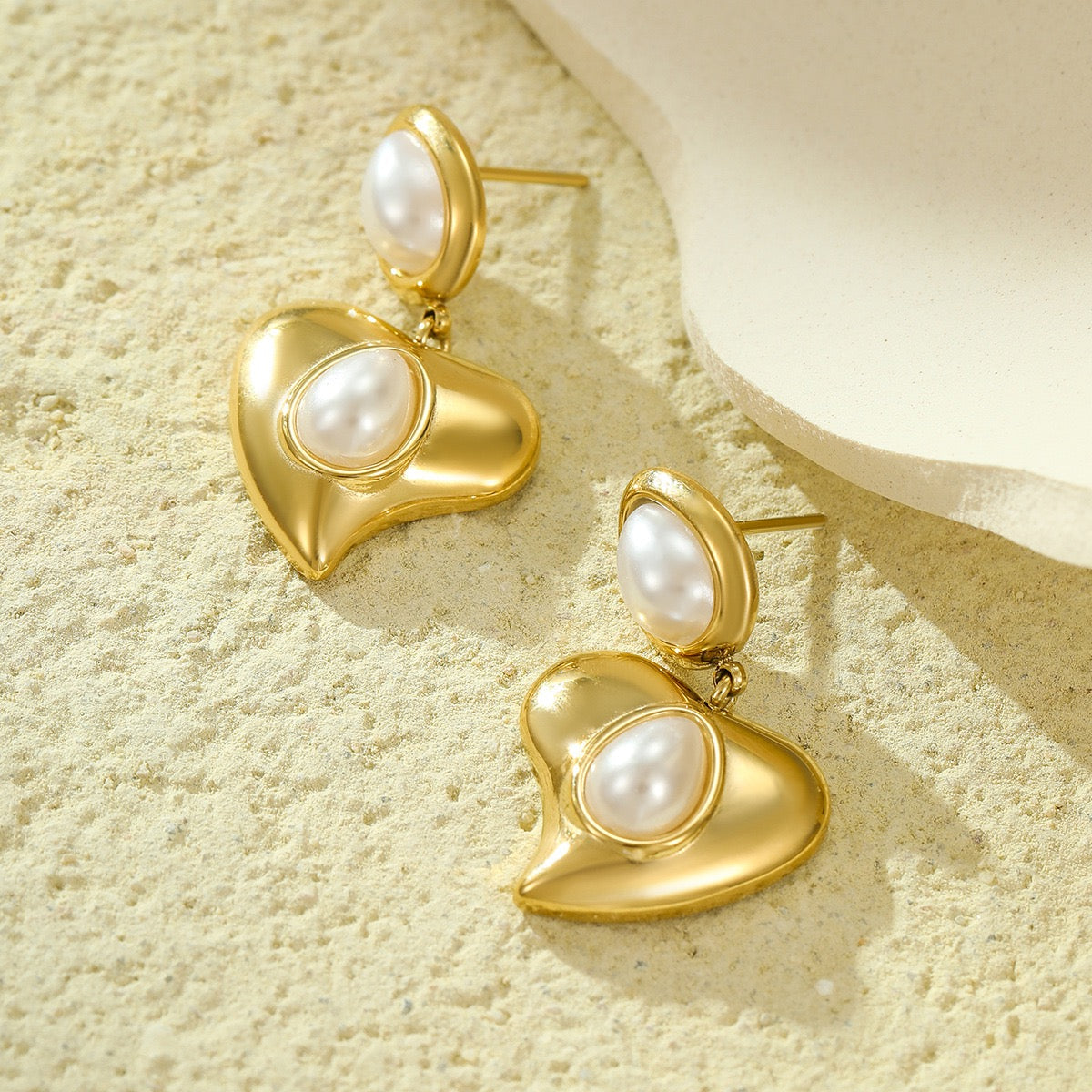 Golden heart pearly earrings