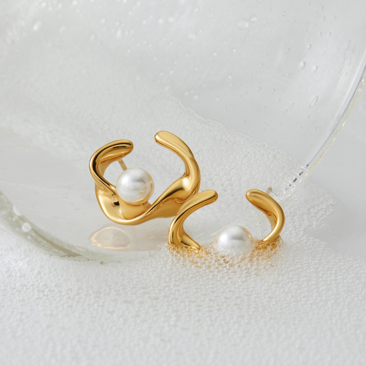 Curvy pearly earrings