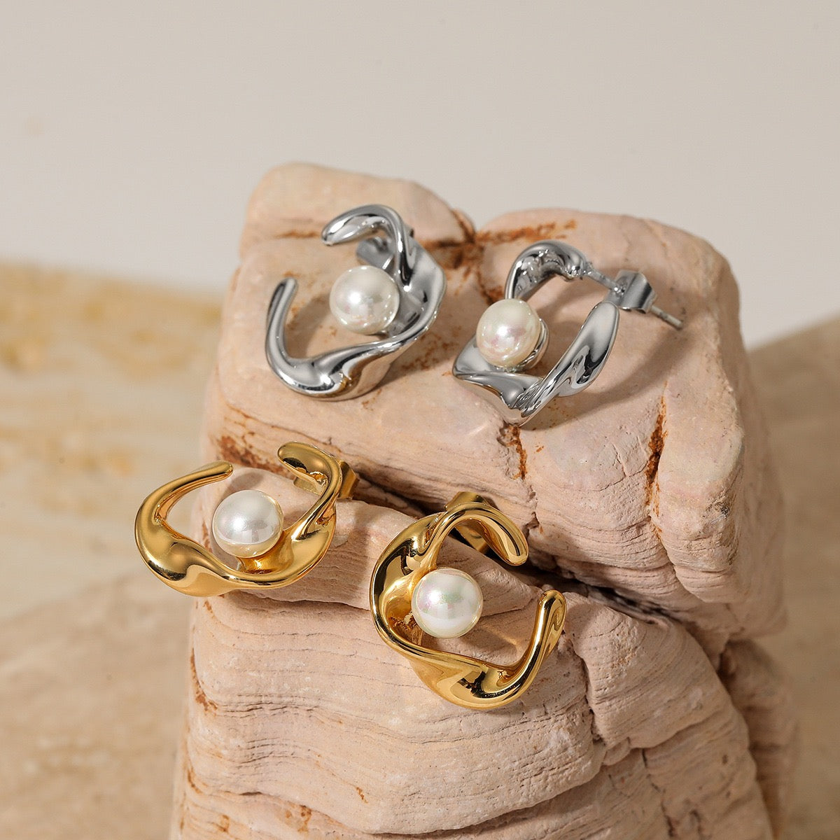 Curvy pearly earrings