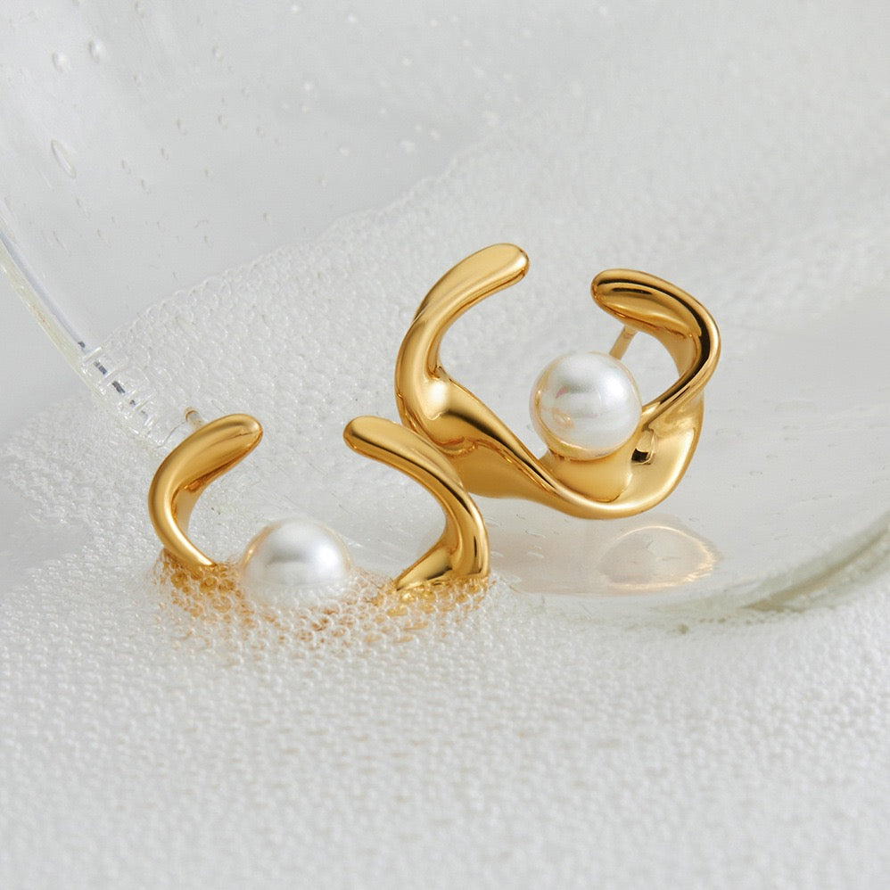 Curvy pearly earrings