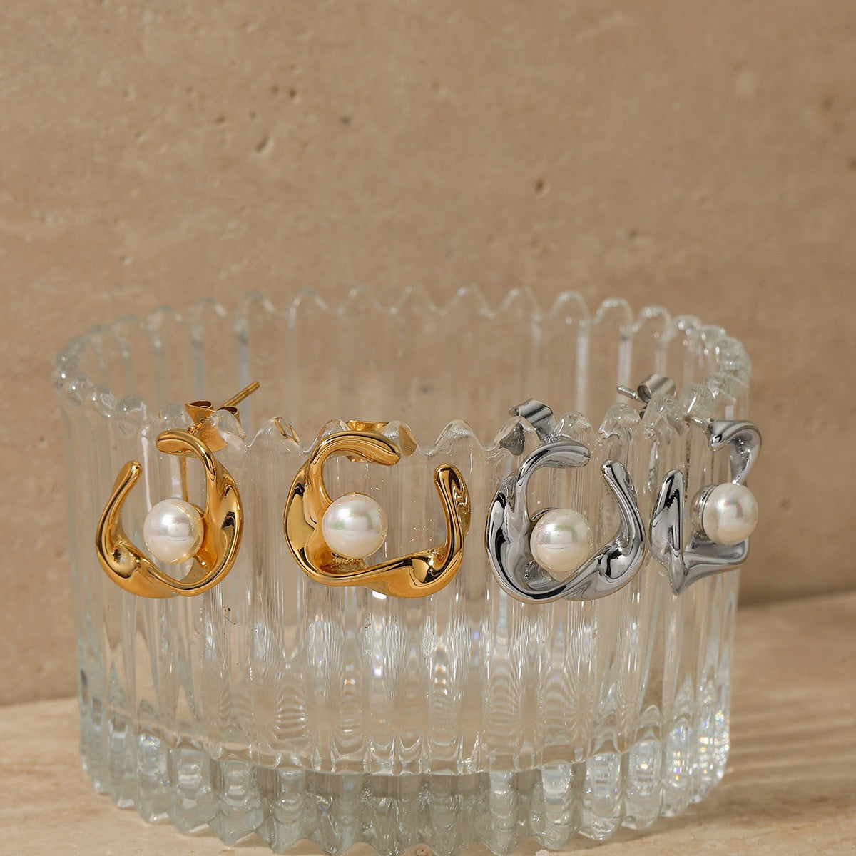 Curvy pearly earrings