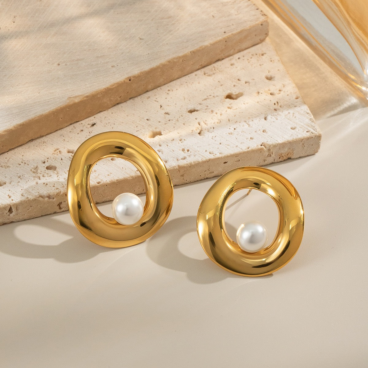 Pearly oval earrings